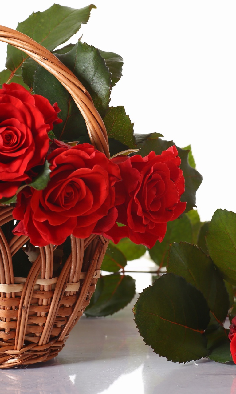 Das Basket with Roses Wallpaper 768x1280