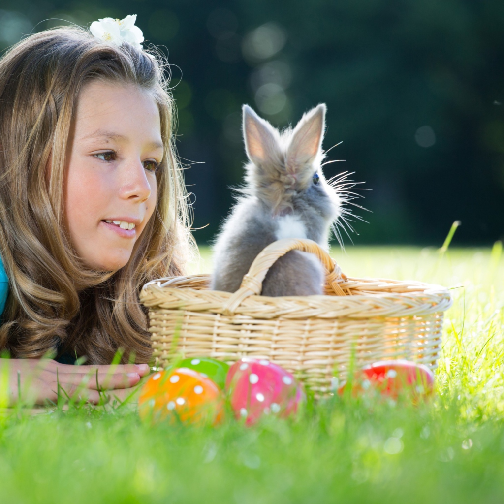 Обои Girl And Fluffy Easter Rabbit 1024x1024