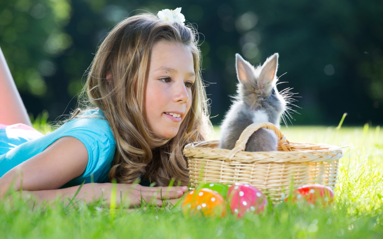 Screenshot №1 pro téma Girl And Fluffy Easter Rabbit 1280x800