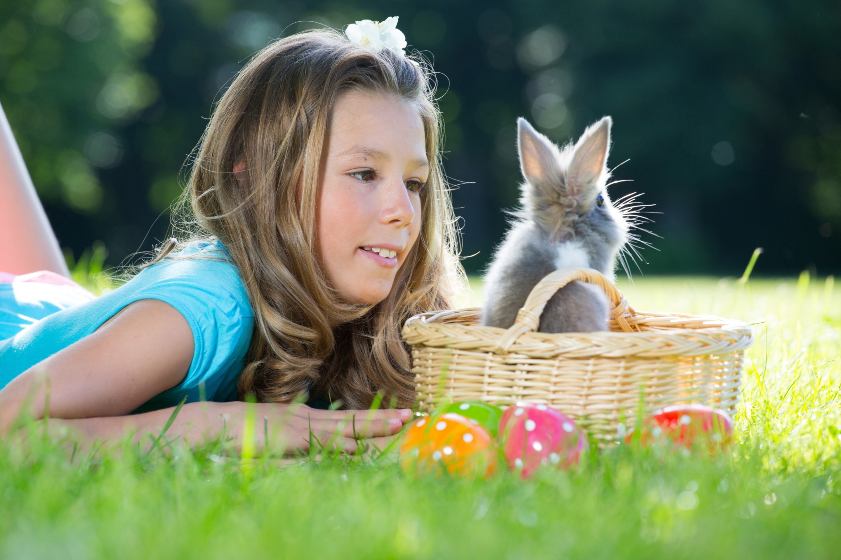 Fondo de pantalla Girl And Fluffy Easter Rabbit 2880x1920