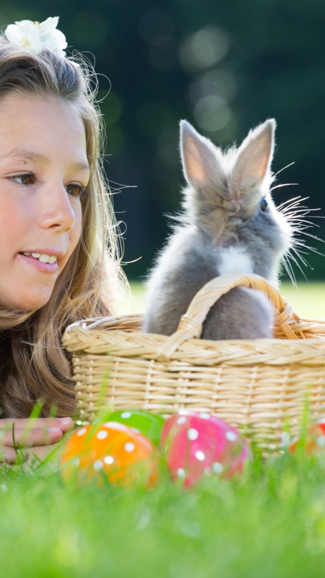 Fondo de pantalla Girl And Fluffy Easter Rabbit 640x1136