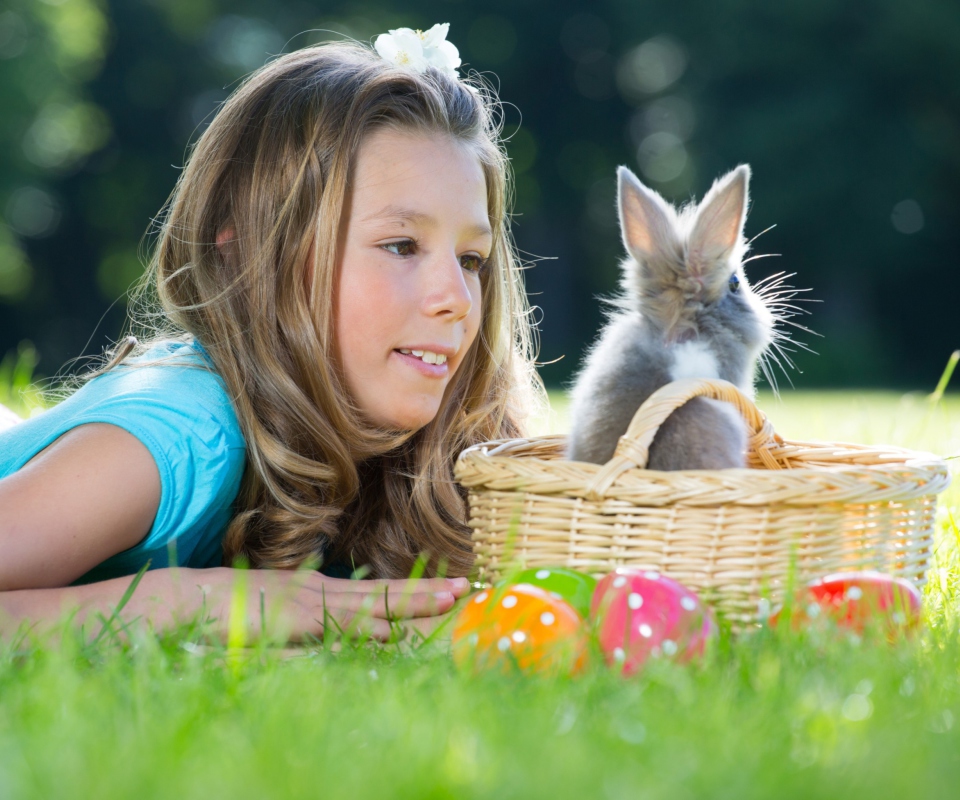 Fondo de pantalla Girl And Fluffy Easter Rabbit 960x800