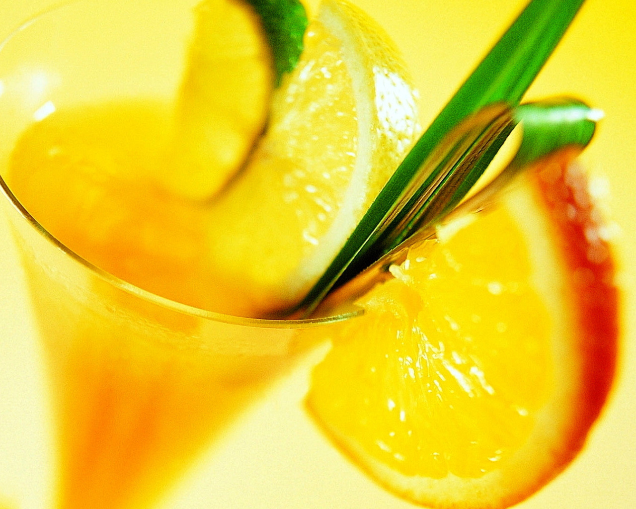 Das Cocktail with Orange Slice Wallpaper 1280x1024