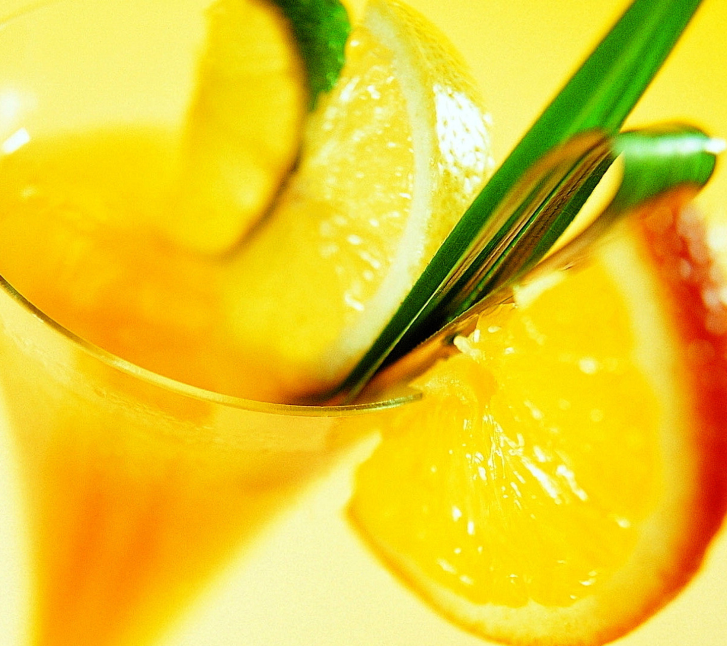 Das Cocktail with Orange Slice Wallpaper 1440x1280