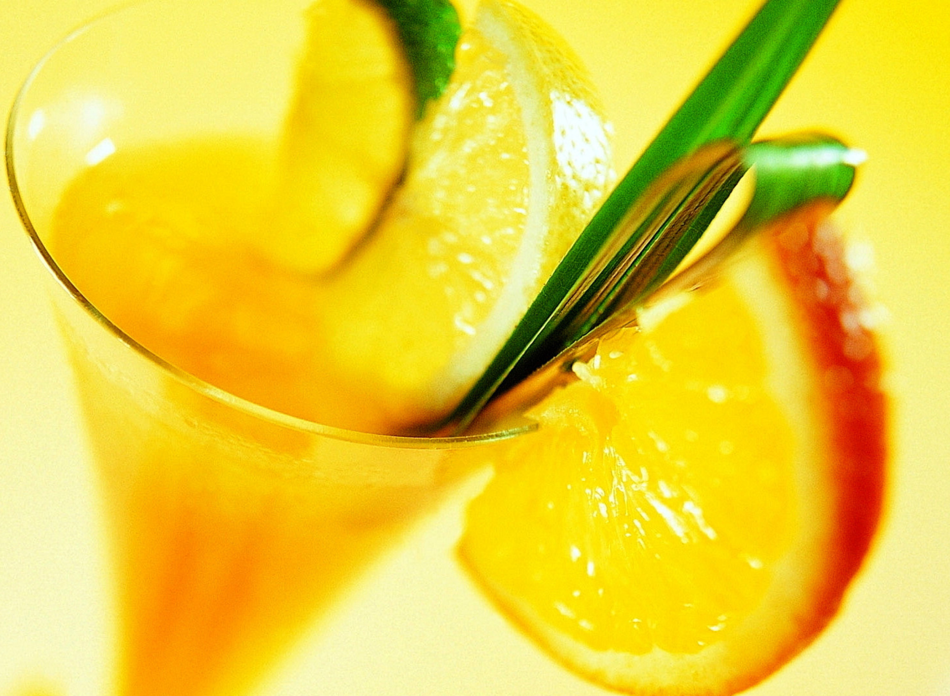Cocktail with Orange Slice wallpaper 1920x1408