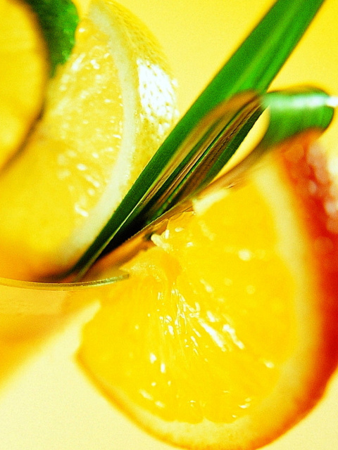 Cocktail with Orange Slice wallpaper 480x640