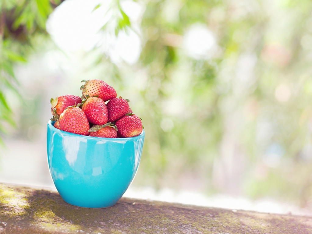 Strawberries In Blue Cup wallpaper 1024x768