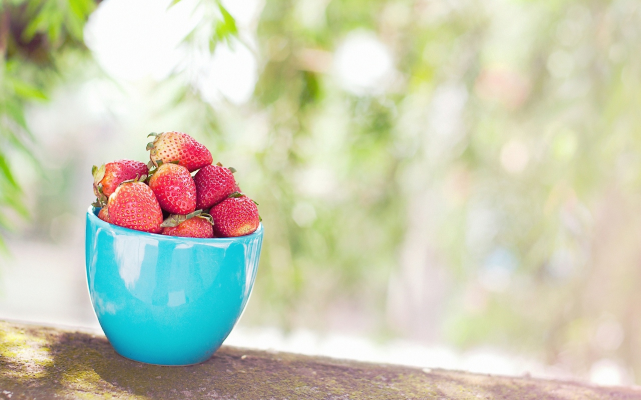 Strawberries In Blue Cup wallpaper 1280x800