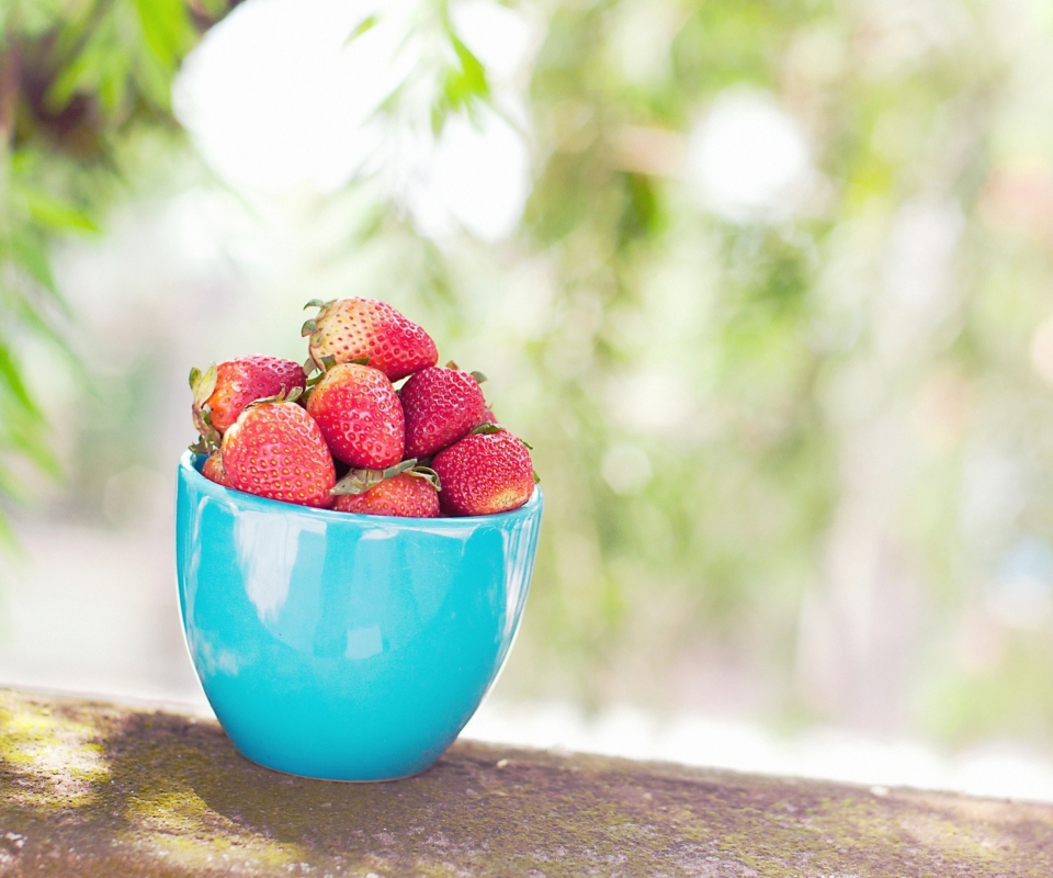 Strawberries In Blue Cup wallpaper 960x800