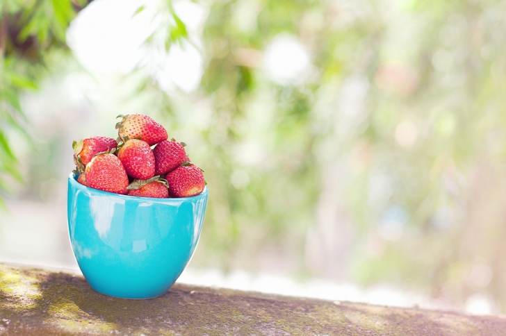 Strawberries In Blue Cup wallpaper