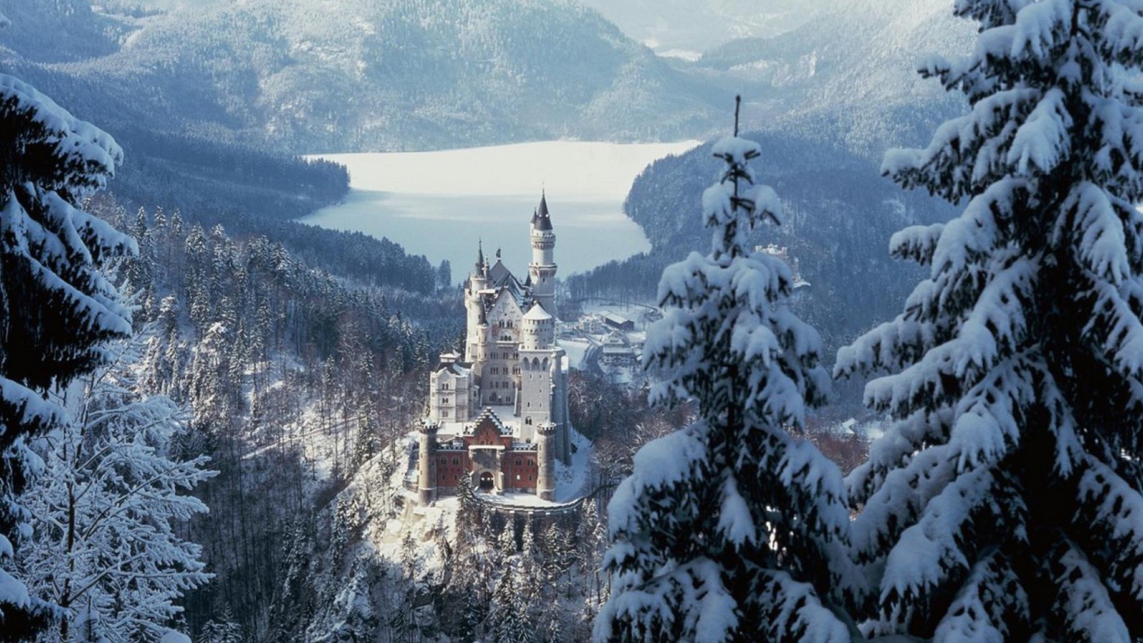 Screenshot №1 pro téma Neuschwanstein Castle in Bavaria Germany 1600x900