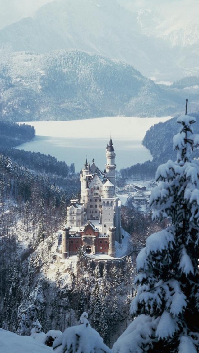 Screenshot №1 pro téma Neuschwanstein Castle in Bavaria Germany 640x1136