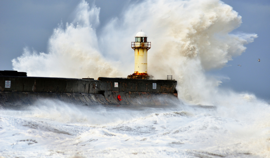 Crazy Storm And Old Lighthouse wallpaper 1024x600