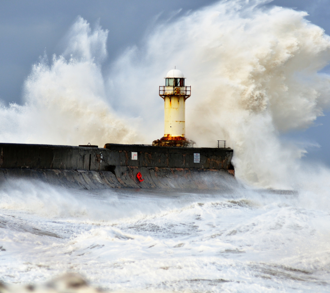 Sfondi Crazy Storm And Old Lighthouse 1080x960