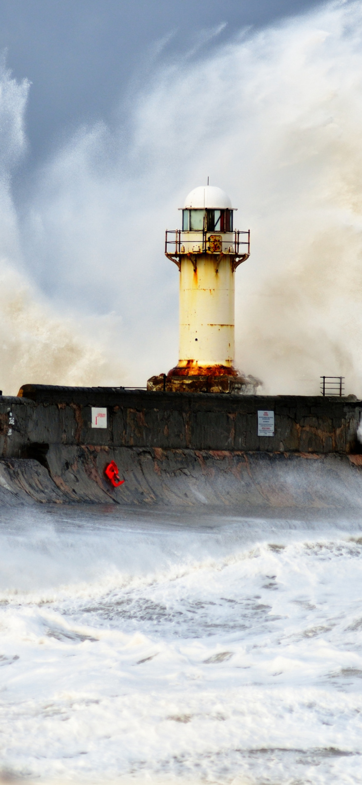 Обои Crazy Storm And Old Lighthouse 1170x2532
