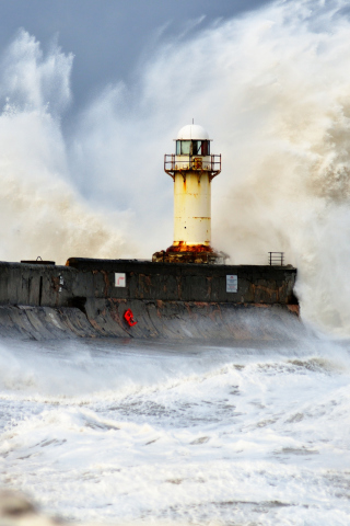 Das Crazy Storm And Old Lighthouse Wallpaper 320x480