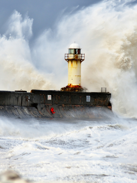 Das Crazy Storm And Old Lighthouse Wallpaper 480x640