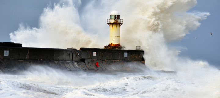 Das Crazy Storm And Old Lighthouse Wallpaper 720x320