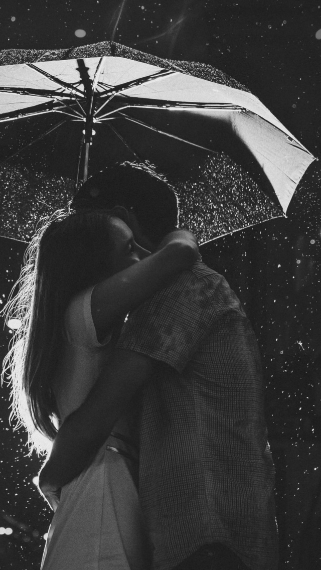 Sfondi Black And White Rain Hug 640x1136