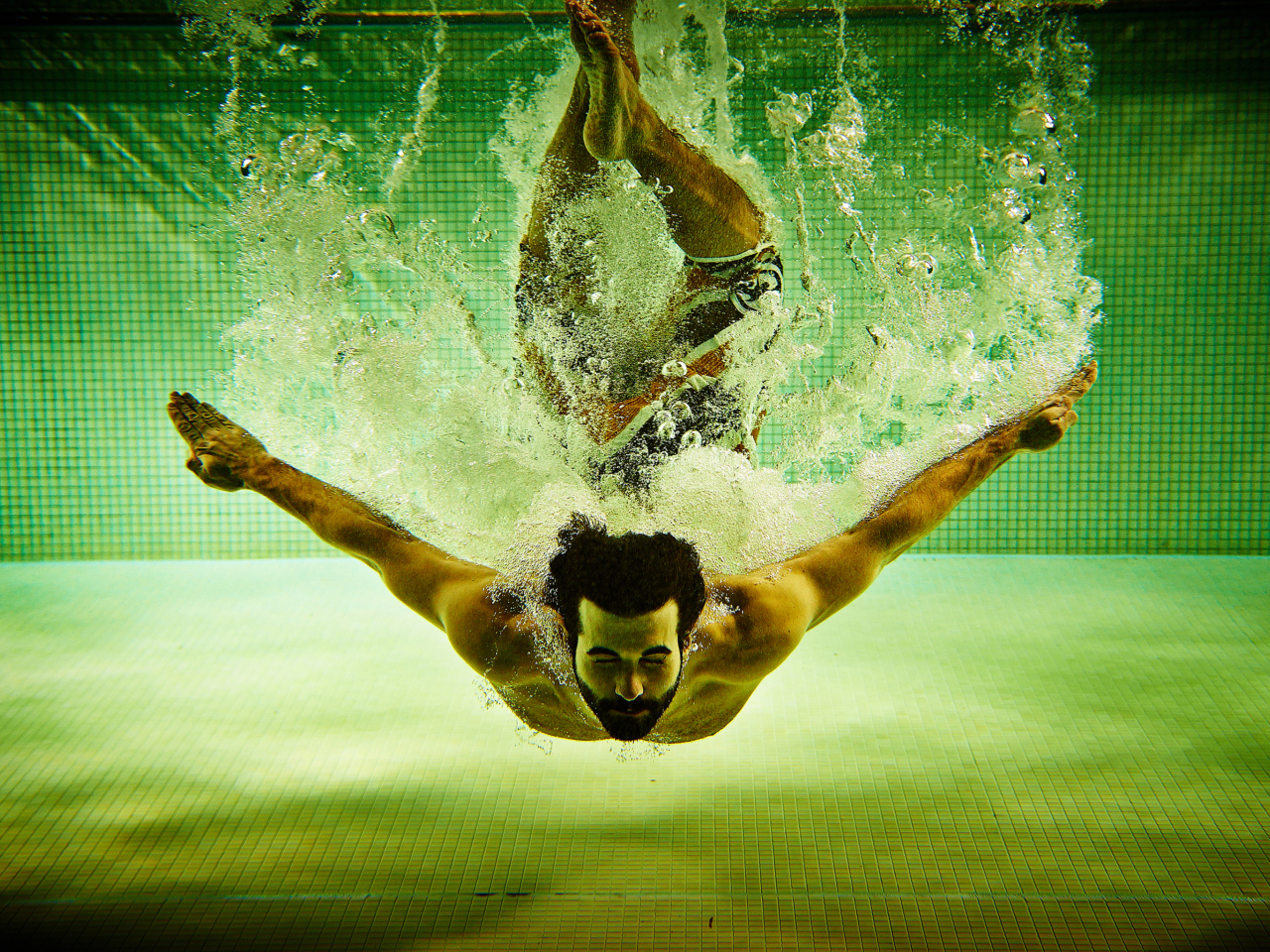 Das Swimming Pool Jump Wallpaper 1280x960