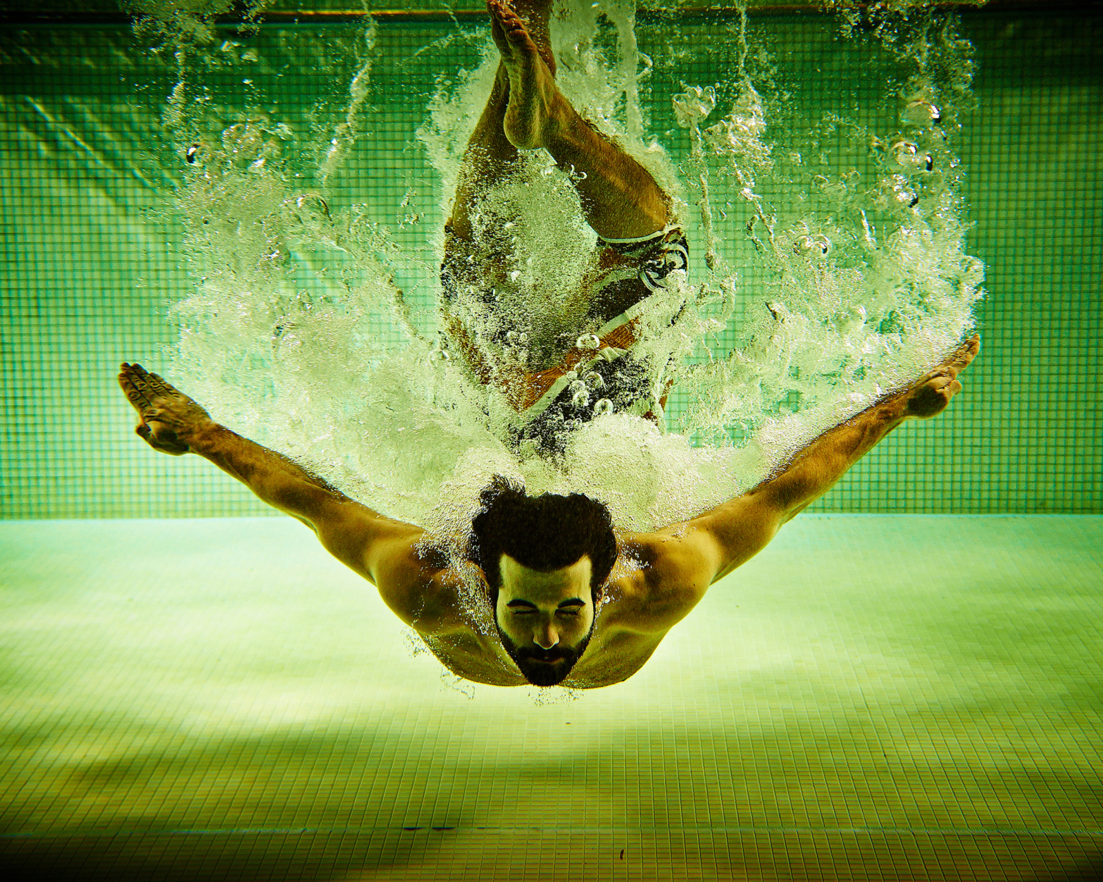 Das Swimming Pool Jump Wallpaper 1600x1280