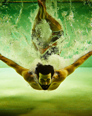 Swimming Pool Jump - Obrázkek zdarma pro 768x1280