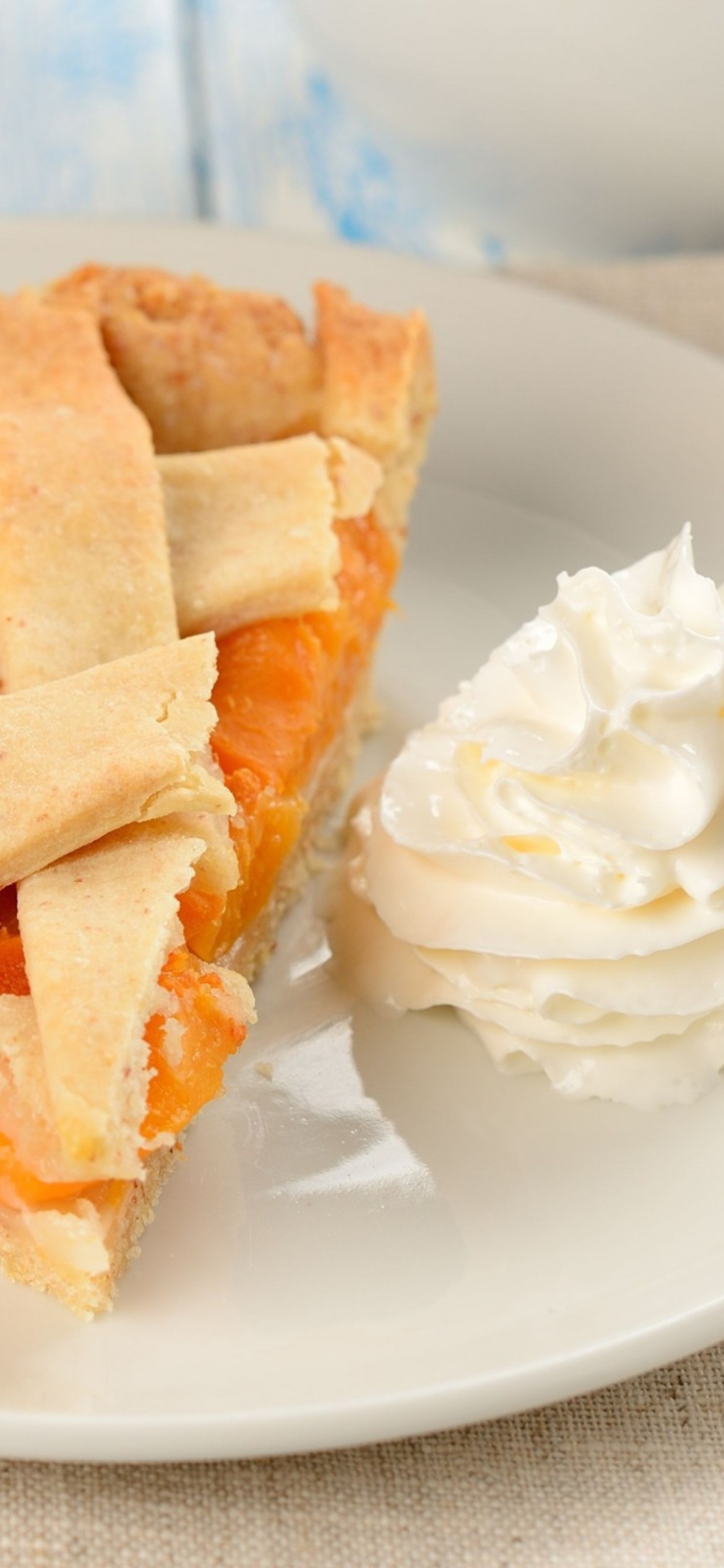 Das Apricot Pie With Whipped Cream Wallpaper 1170x2532
