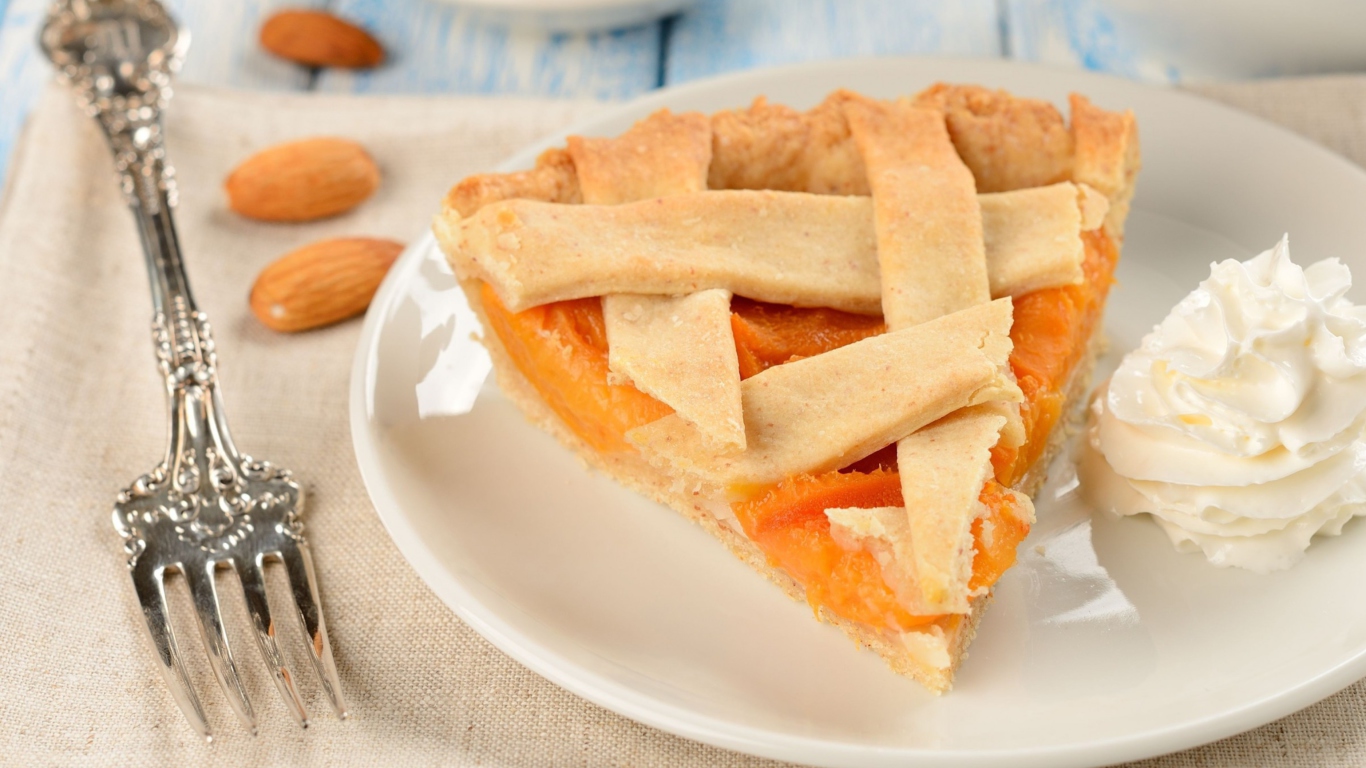 Das Apricot Pie With Whipped Cream Wallpaper 1366x768