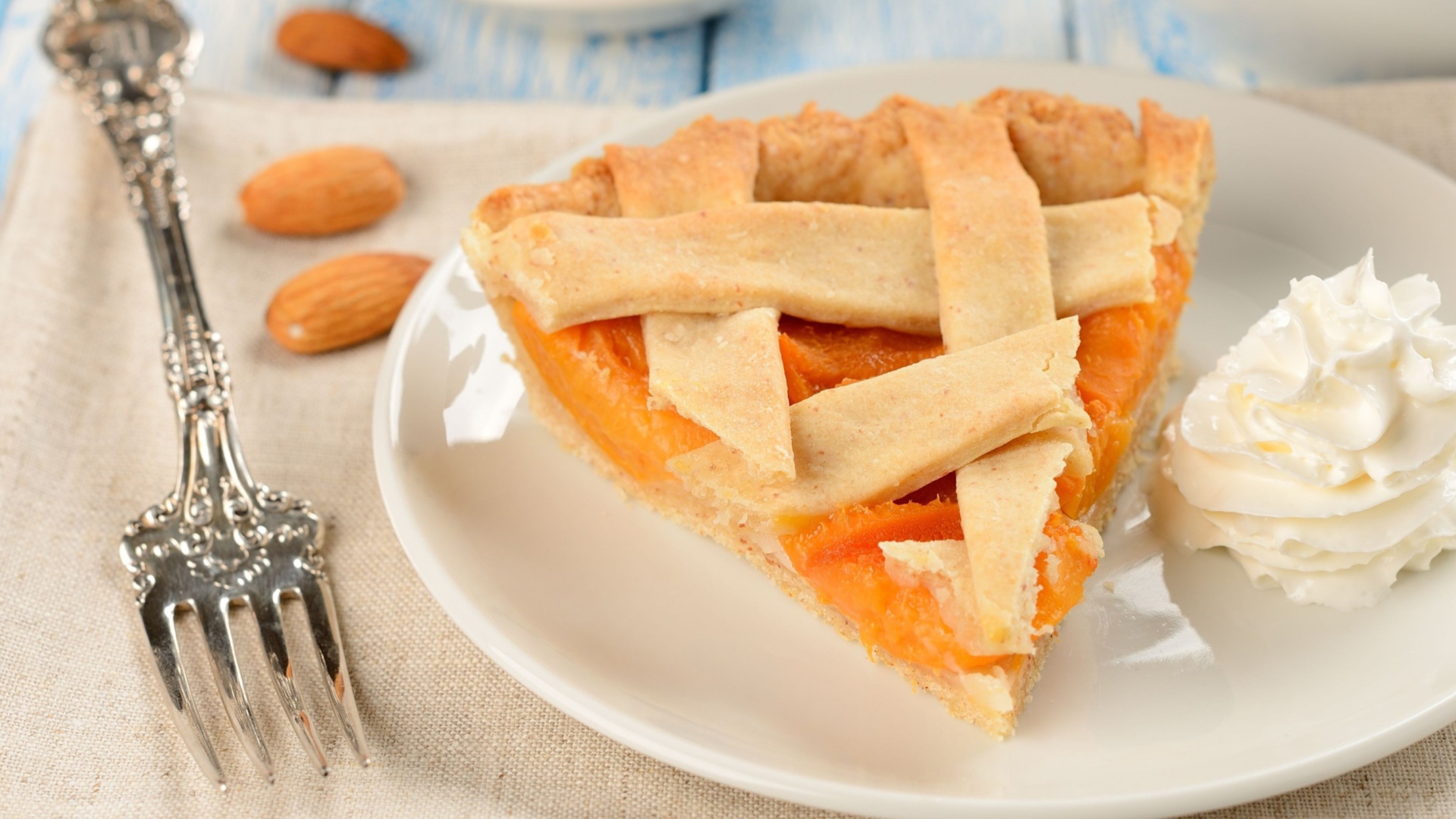 Das Apricot Pie With Whipped Cream Wallpaper 1920x1080