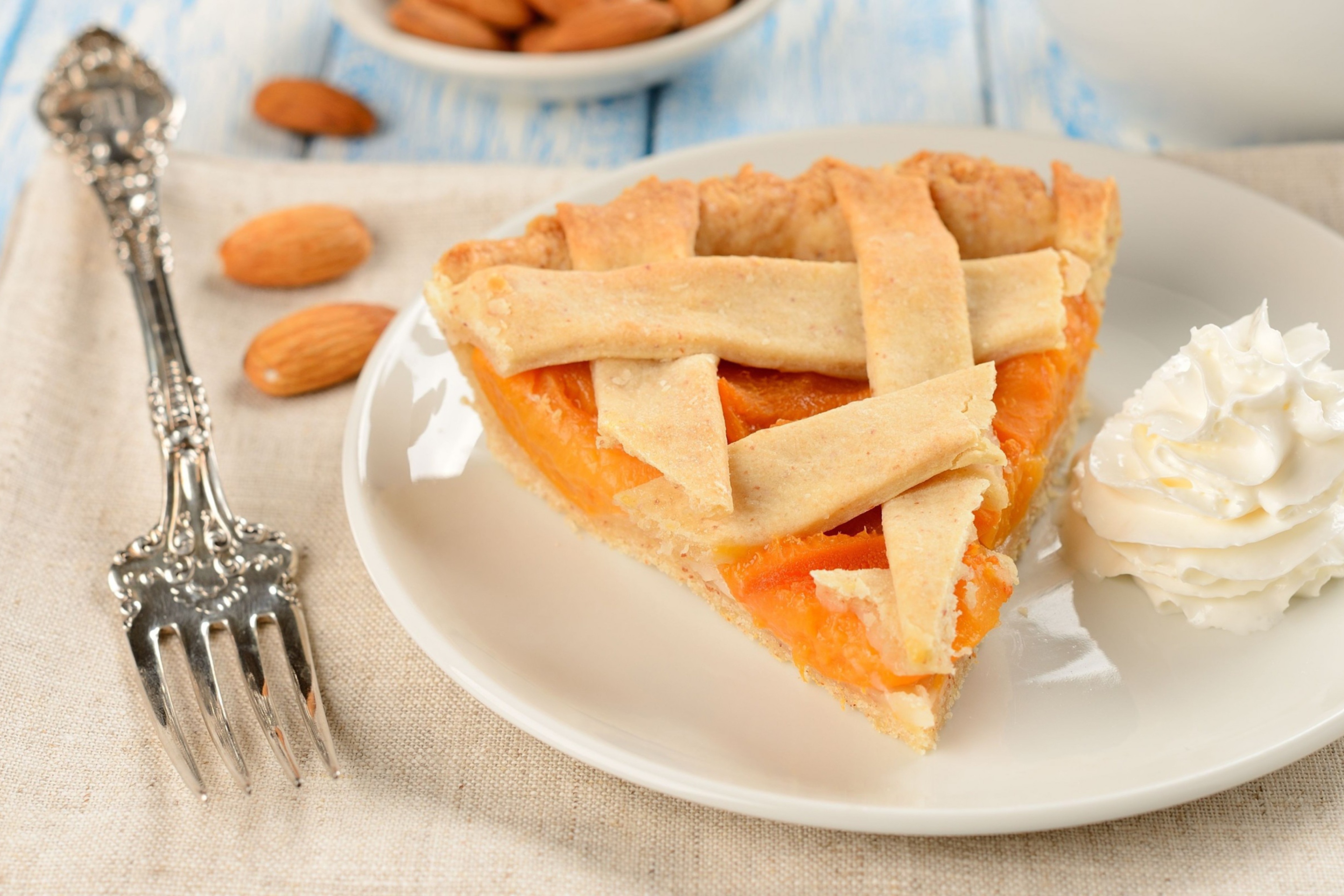 Das Apricot Pie With Whipped Cream Wallpaper 2880x1920