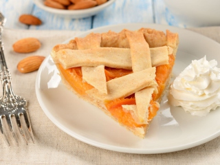 Sfondi Apricot Pie With Whipped Cream 320x240