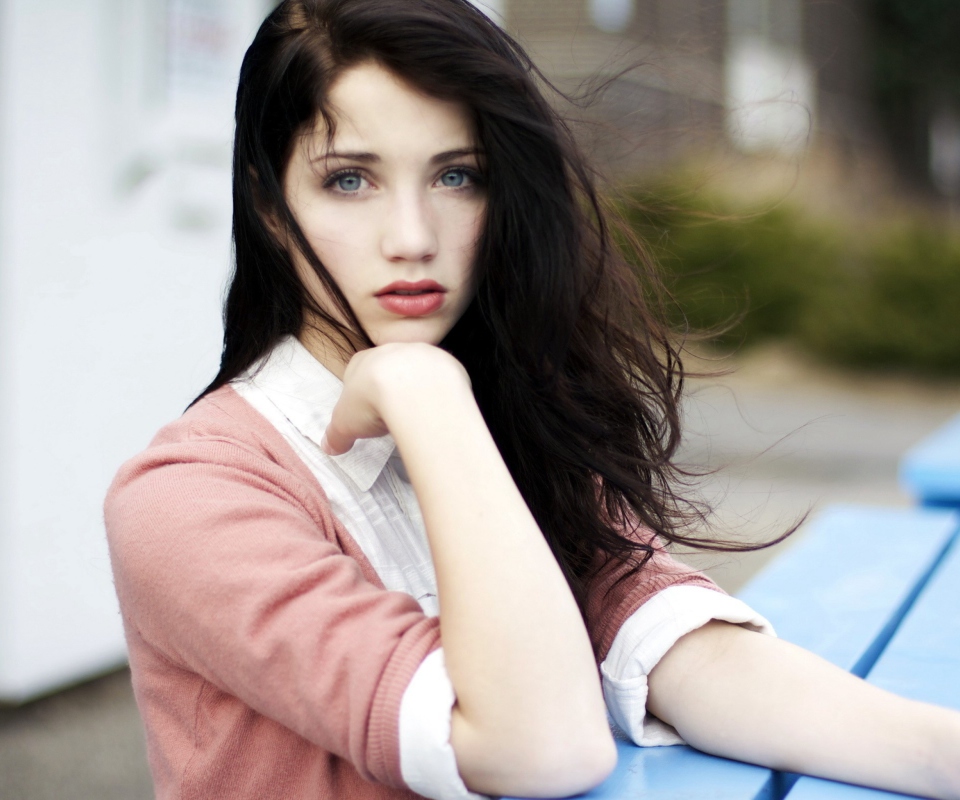 Brunette In Pink screenshot #1 960x800