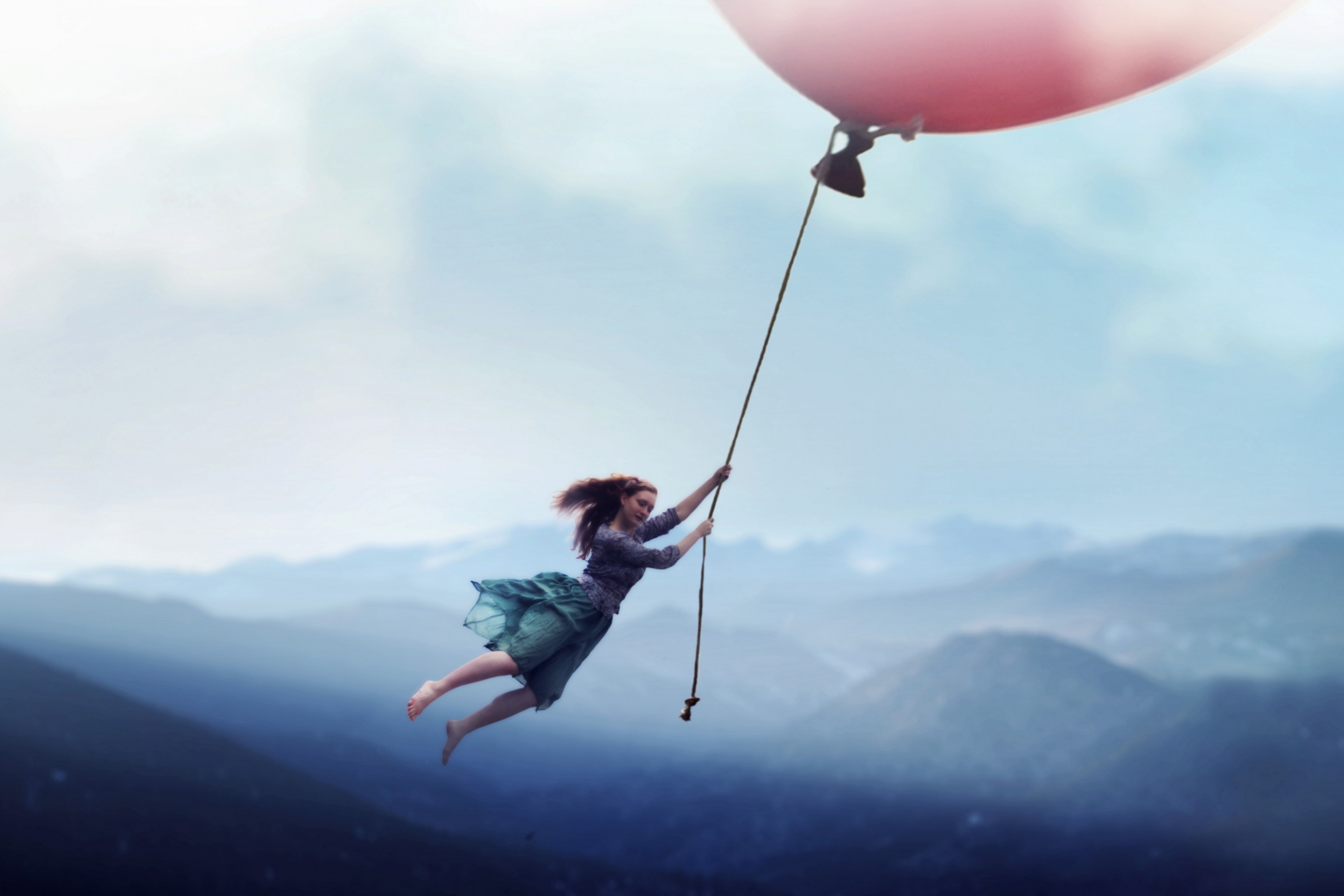 Fondo de pantalla Girl Flying With Magic Balloon 2880x1920