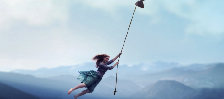 Screenshot №1 pro téma Girl Flying With Magic Balloon 720x320