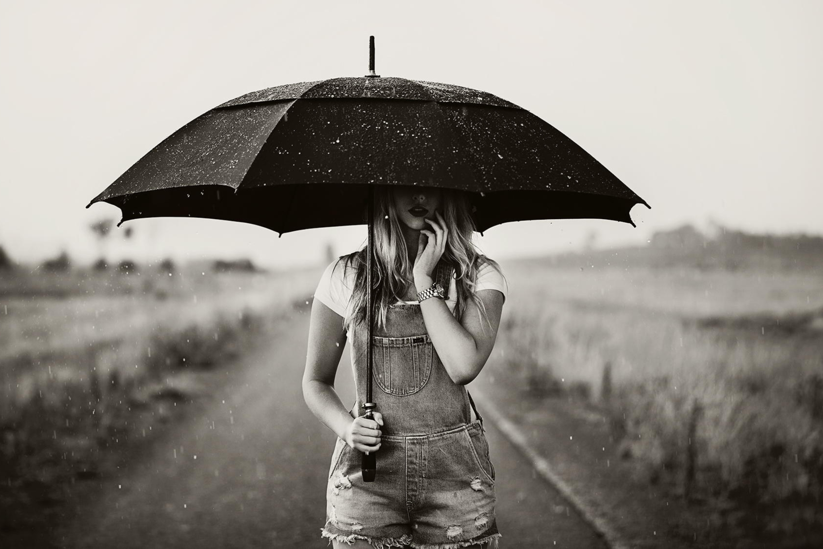 Girl Under Umbrella wallpaper 2880x1920