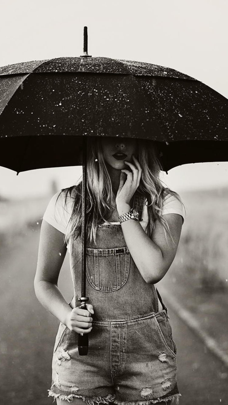 Sfondi Girl Under Umbrella 750x1334