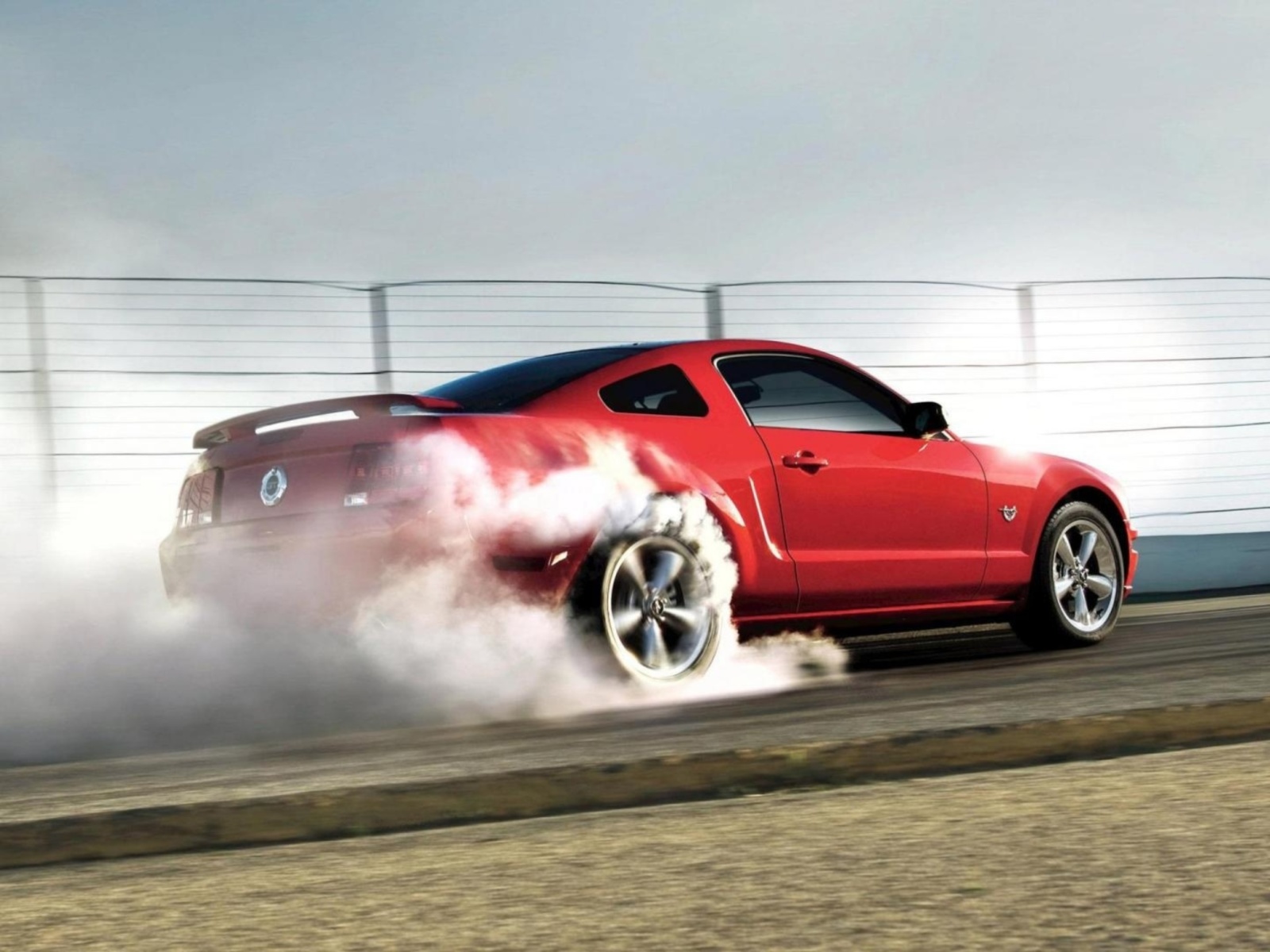 Red Mustang GT Best USA Sporcar wallpaper 1600x1200