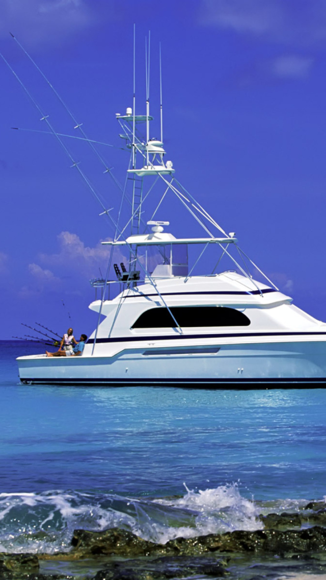 Sfondi Luxury Yacht in the Mediterranean Sea 640x1136