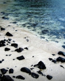 Fondo de pantalla Black Stones On White Sand Beach 128x160