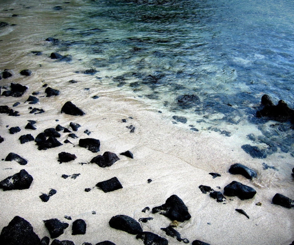 Обои Black Stones On White Sand Beach 960x800