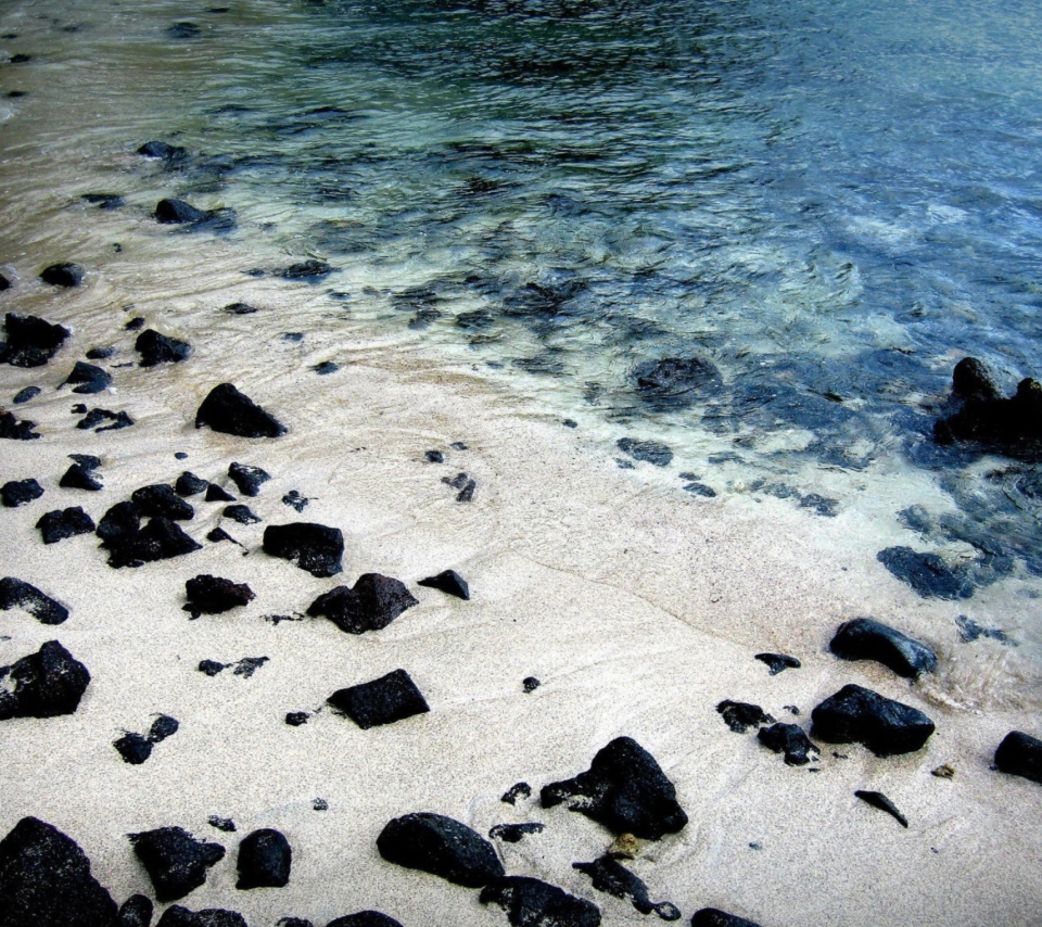 Обои Black Stones On White Sand Beach 960x854