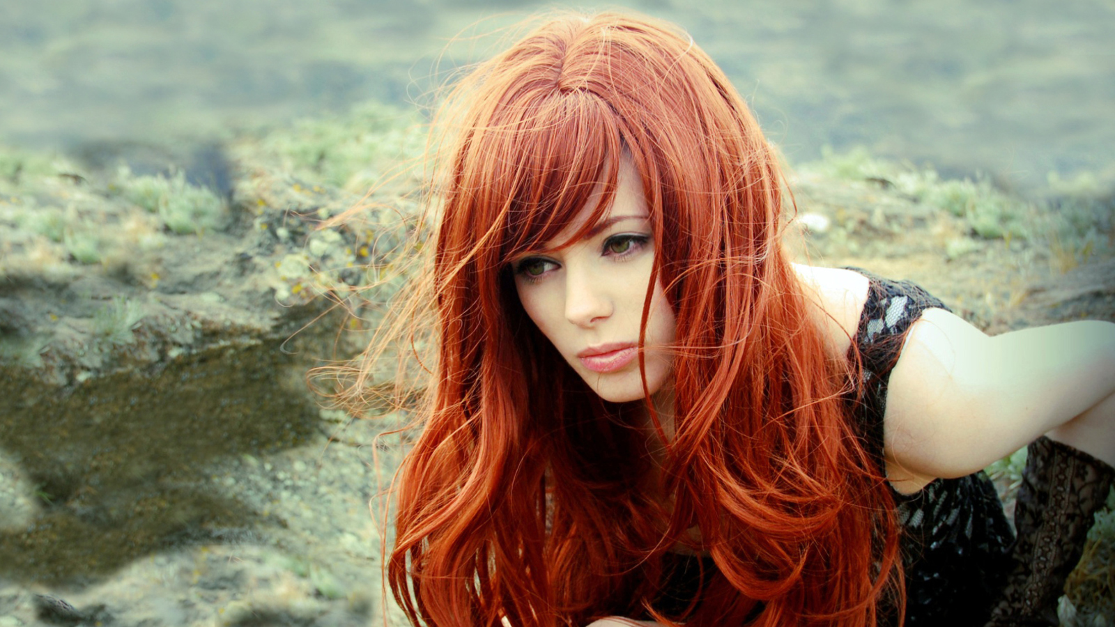 Fondo de pantalla Gorgeous Red Hair Girl With Green Eyes 1600x900