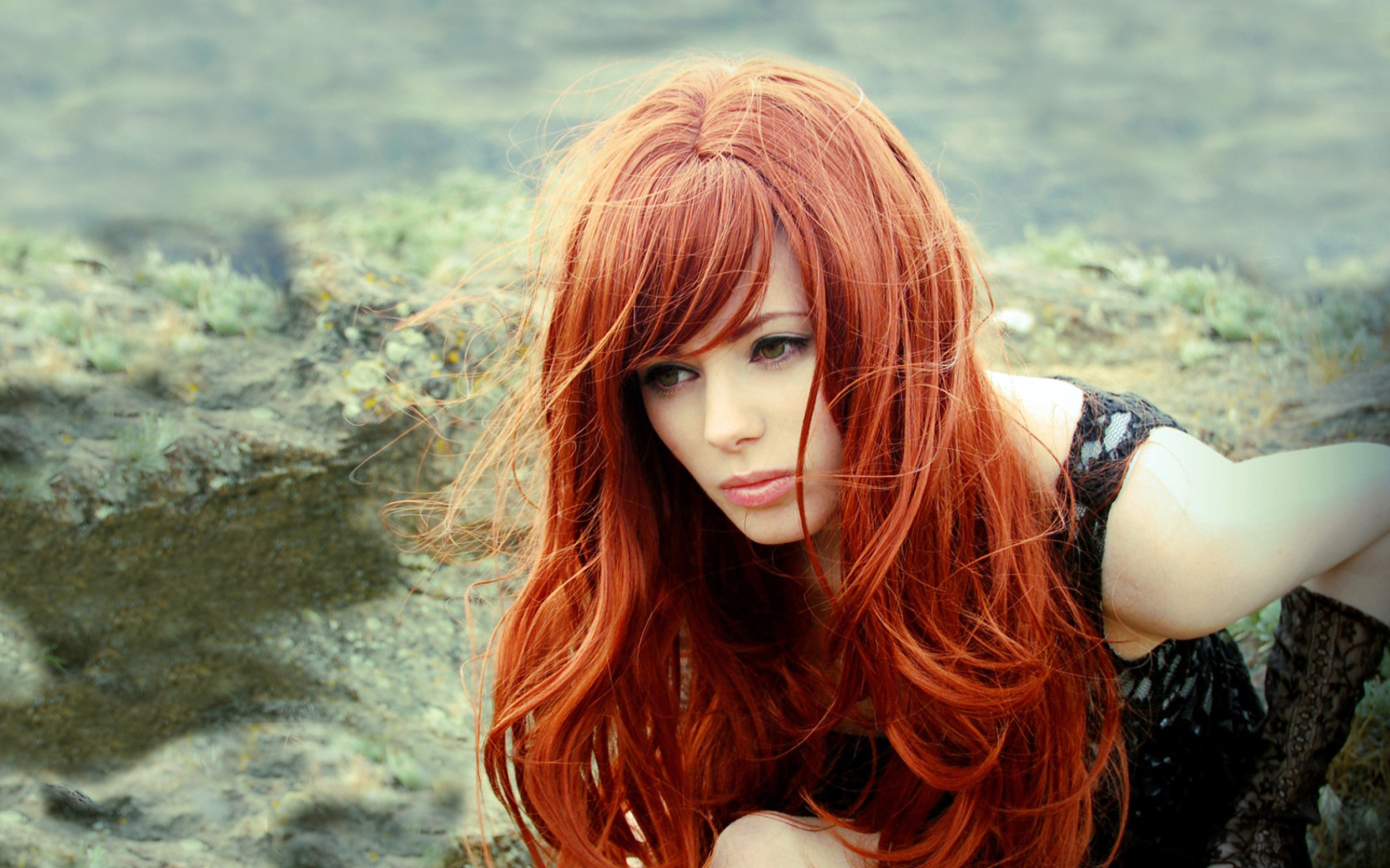 Fondo de pantalla Gorgeous Red Hair Girl With Green Eyes 1680x1050