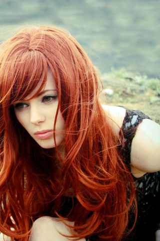 Fondo de pantalla Gorgeous Red Hair Girl With Green Eyes 320x480