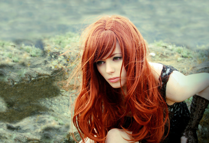 Sfondi Gorgeous Red Hair Girl With Green Eyes