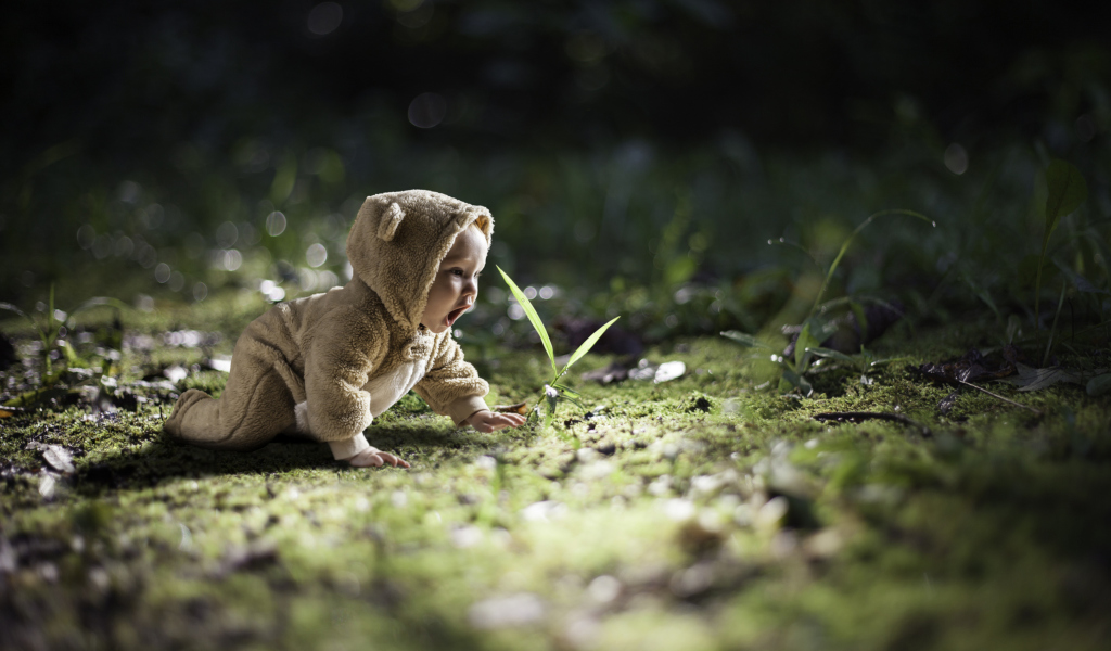 Fondo de pantalla Cute Baby Crawling 1024x600
