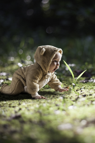 Fondo de pantalla Cute Baby Crawling 320x480