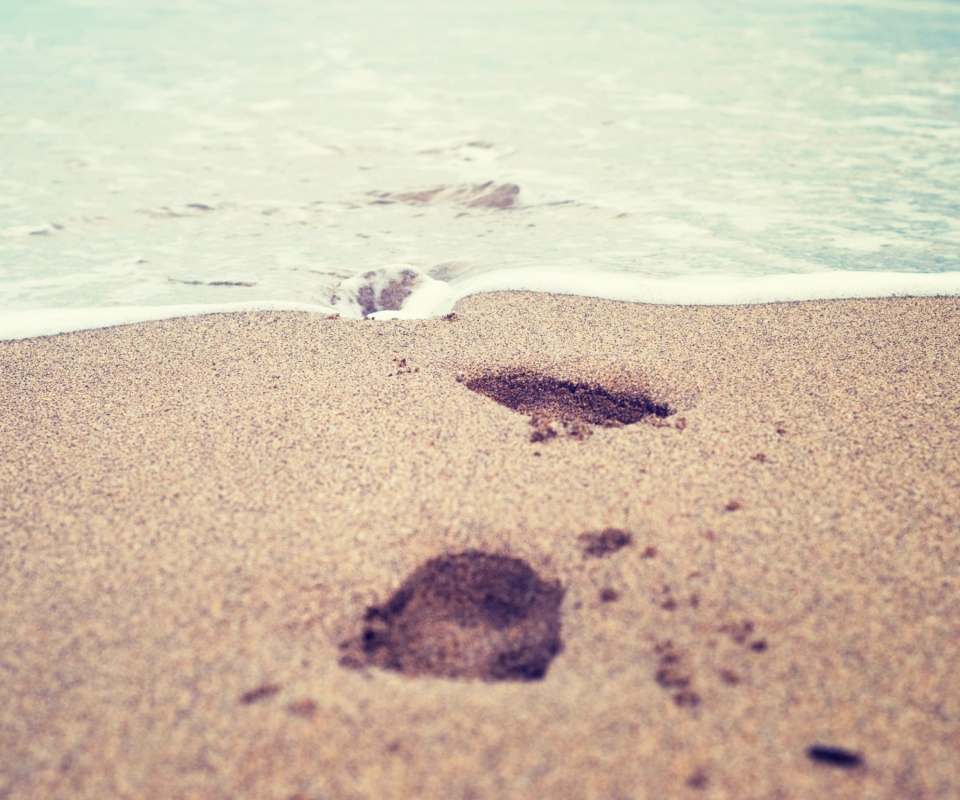 Footsteps In Sand wallpaper 960x800