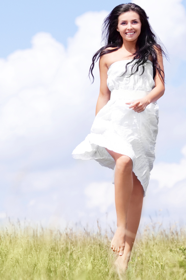 Sfondi Happy Girl In White Dress In Field 640x960