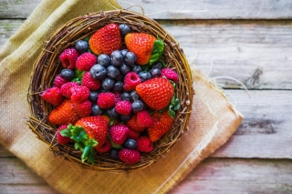 Free Summer Berries Picture for Android, iPhone and iPad